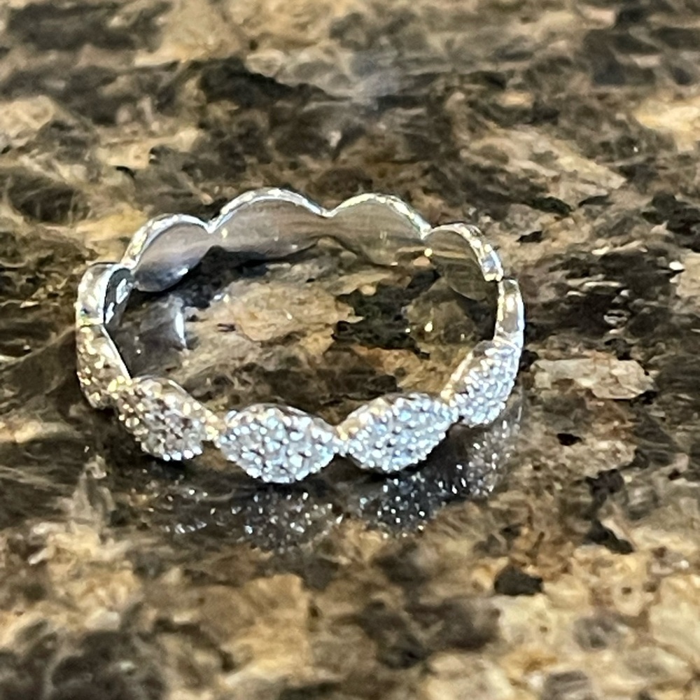 Like new Bony Levy White Gold ‘Marquee’ Diamond Stacking Ring Size 7.5 - Picture 3 of 4